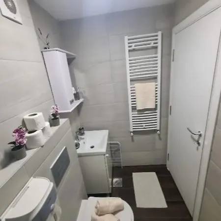 Apartamento Cozy Studio With Free Garage Parking & Self Check-in *